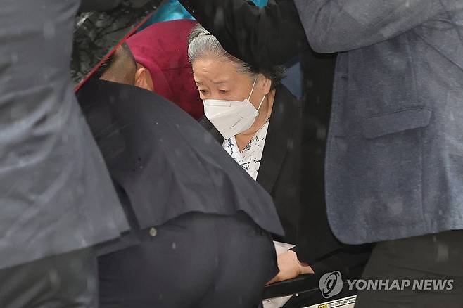 '윤석열 정부 정교유착' 한학자 통일교 총재 1심 징역 2년 (서울=연합뉴스) 서대연 기자 = 윤석열 정부와의 '정교유착' 혐의로 기소된 한학자 통일교 총재가 31일 서울 서초구 서울중앙지방법원에서 열린 1심 선고 공판에서 징역 2년을 선고받은 뒤 청사를 떠나고 있다. 
    법원은 이날 한 총재의 선고공판에서 정치자금법 위반 혐의에 징역 1년, 청탁금지법 위반 혐의에 징역 1년을 각각 선고했다. 2026.8.31 dwise@yna.co.kr