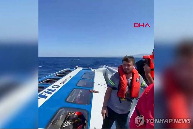 30일(현지시간) 북키프로스 앞바다에서 좌초하기 시작한 여객선에 올라 구조를 기다리는 승객들 [DHA/AFP=연합뉴스 자료사진. 재판매 및 DB 금지]