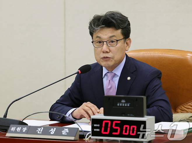 진성준 국회 국방위원장이 6일 오후 서울 여의도 국회에서 열린 국방위원회 전체회의에서 인사말을 하고 있다. 2026.7.6 ⓒ 뉴스1 황기선 기자