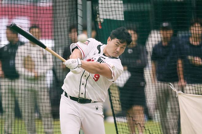 최지만이 1일 고양 국가대표 훈련장에서 열린 2027 KBO 신인드래프트 트라이아웃에 참가해 타격하고 있다. 사진 | 고양=연합뉴스