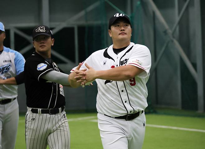 최지만이 1일 고양 국가대표 훈련장에서 열린 2027 KBO 신인드래프트 트라이아웃에 참가해 몸을 풀고 있다. 사진 | 고양=연합뉴스