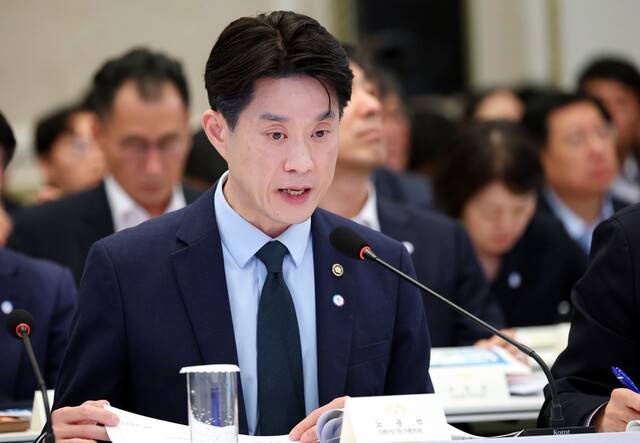 1일 국무회의를 통과한 예산안에 따르면 중기부는 2027년도 예산안으로 18조724억원을 편성했다. 올해 본예산(16조5233억원)보다 1조5491억원(9.4%) 늘어난 규모로, 2017년 부처 출범 이후 최대다. 예산안은 오는 3일 국회에 제출된다. 사진은 노용석 중소벤처기업부 1차관(장관 직무대행). /뉴시스·청와대통신사진기자단