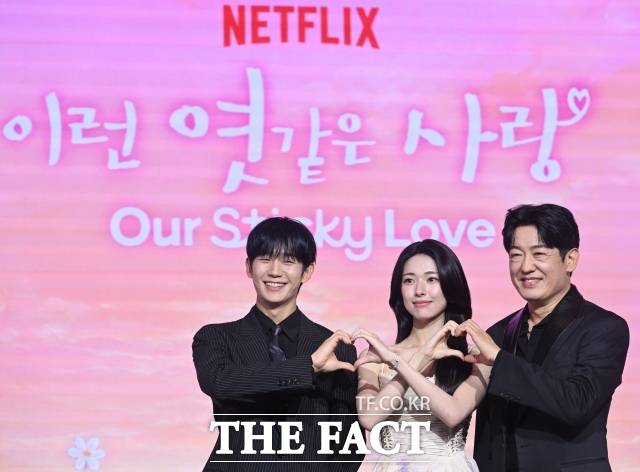 증조부 친일 행각 논란으로 도마에 오른 배우 하영이 결국 ‘중증외상센터’에서 하차했다. 사진은 하영(가운데)이 배우 정해인, 허성태(왼쪽부터)와 함께 넷플릭스 시리즈 '이런 엿같은 사랑' 제작발표회에 참석해 포즈를 취하고 있다.