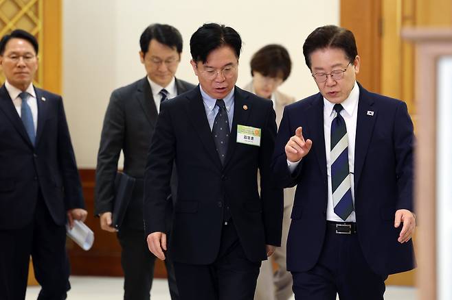 이재명 대통령이 지난 4월 청와대에서 열린 전국민주노동조합총연맹 초청 간담회에 김영훈 고용노동부 장관과 대화하며 입장하고 있다. /뉴스1