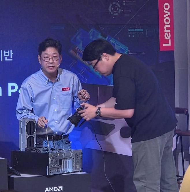이형우 한국레노버 워크스테이션 사업부 상무가 레노버 씽크스테이션 P4 냉각 장치를 설명하고 있다.ⓒ임채현 기