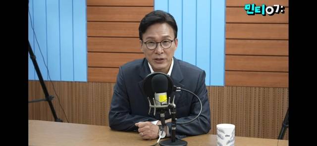 김민석 더불어민주당 대표가 1일 당 유튜브 채널인 민주당TV에서 발언하고 있다. [민주당TV 캡처]