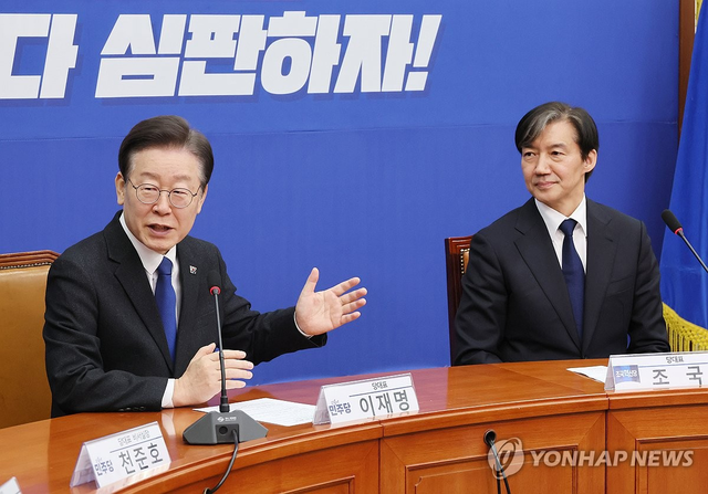 제22대 총선을 한달여 앞뒀던 2024년 3월 5일 이재명 당시 더불어민주당 당대표(현 대통령)와 조국(오른쪽) 당시 조국혁신당 대표가 국회 본청에서 만나 인사말을 주고 받고 있다. [연합뉴스]