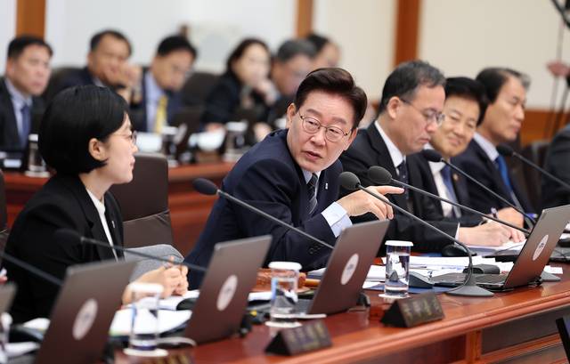 이재명 대통령이 1일 청와대에서 열린 국무회의에서 발언하고 있다. [연합뉴스]