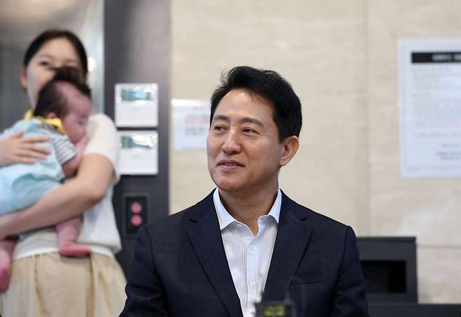 오세훈 서울시장이 1일 서울 송파구 잠실르엘에서 신혼부부 장기전세주택 미리내집 현장 간담회를 하고 있다. 뉴스1
