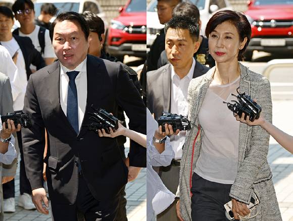 최태원 SK 회장과 노소영 아트센터 나비 관장이 지난 6월 15일 서울 서초구 서울고등법원에서 열린 재산분할 파기환송심 2차 조정 기일에 출석하고 있다. [사진=공동취재단]