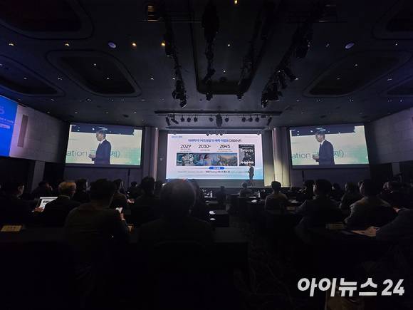 박세웅 한국전자통신연구원(ETRI) 원장이 1일 오후 서울 양재 엘타워 그레이스홀에서 '새로운 연구환경 속에서 ETRI가 지향하는 비전과 혁신 방향'을 주제로 ETRI의 새로운 비전과 혁신 전략을 발표하고 있다. [사진=안세준 기자]