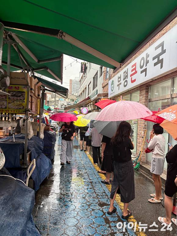 떡을 먹기 위해 길게 늘어선 줄. [사진=설래온 기자 ]