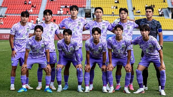 ▲ 강원FC 이용재를 비롯한 한국 19세 이하 축구 국가대표팀 선수단이 31일(한국 시간) 키르기스스탄 비슈케크 돌렌 오무르자코프 스타디움에서 열린 레바논과 2027 AFC U-20 아시안컵 예선 A조 1차전에 앞서 필승을 다짐하고 있다. 아시아축구연맹 홈페이지 캡처