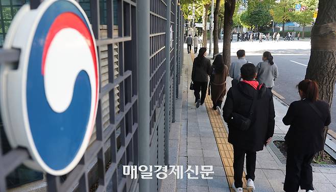 공무원 직업지위가 10년 새 5점 추락한 가운데 27일 정부서울청사 인근 도로에 공무원들이 거닐고 있다. 2025.10.27[이승환기자]