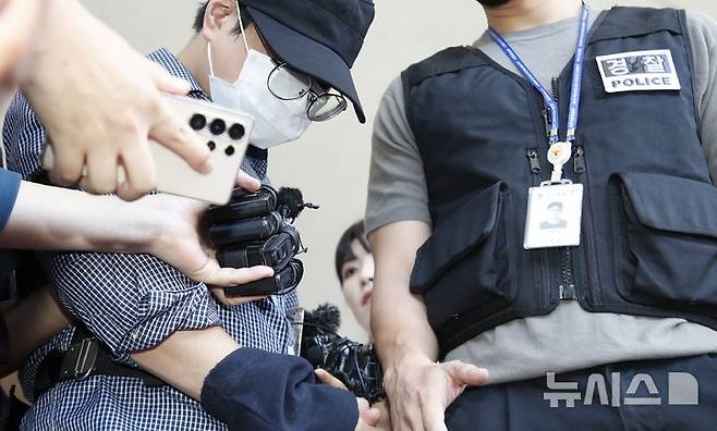 [제주=뉴시스] 우장호 기자 = 제주 실종신고 허위 종결로 직무유기 등의 혐의를 받는 제주 서부경찰서 소속 부(30대) 경장이 1일 오후 제주시 이도이동 제주동부경찰서 유치장에서 검찰로 구속 송치되고 있다. 2026.09.01. woo1223@newsis.com