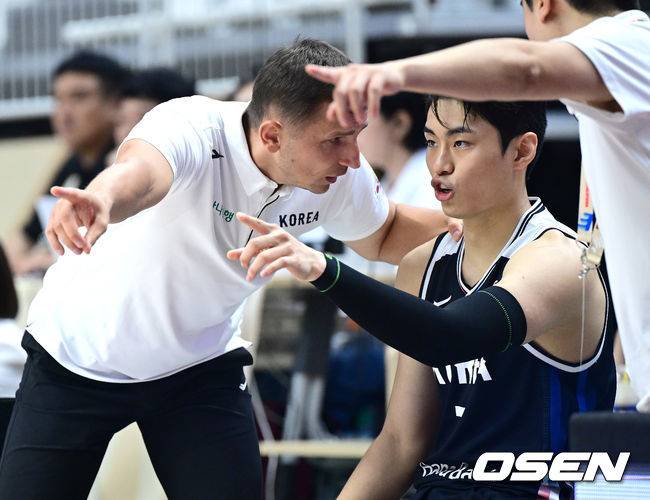 [OSEN=수원, 최규한 기자] 대한민국 남자농구 대표팀이 31일 오후 경기도 수원 KT 소닉붐 아레나에서 ‘2027 FIBA 농구 월드컵 아시아 예선’&nbsp;F조 윈도우4 사우디아라비아와 맞대결을 펼쳤다.이번 월드컵 예선에서 3승 4패를 기록 중인 한국은 남은 경기에서 최대한 승수를 챙겨야 월드컵 본선 티켓을 따낼 수 있는 힘든 상황에 놓였다.2쿼터, 한국 니콜라이스 마줄스 감독과 유기상이 대화를 나누고 있다. 2026.08.31 / dreamer@osen.co.kr