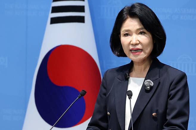 이진숙 국민의힘 의원이 8월31일 국회 소통관에서 민주당 주도로 본회의에서 통과된 제명 촉구 결의안에 대한 입장과 5·18 유공자 관련 법률 개정안 발의를 위한 기자회견을 하고 있다. ⓒ연합뉴스