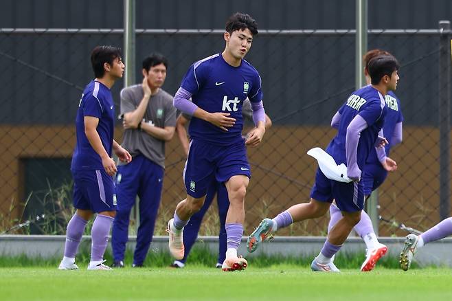 U-23 축구대표팀 이기혁(가운데)이 1일 코리아풋볼파크서 열린 훈련서 몸을 풀고 있다. 천안 ｜뉴시스