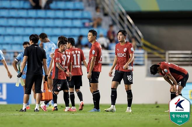 대구FC전 무승부 이후 아쉬워하는 부산 아이파크 선수단. 프로축구연맹 제공