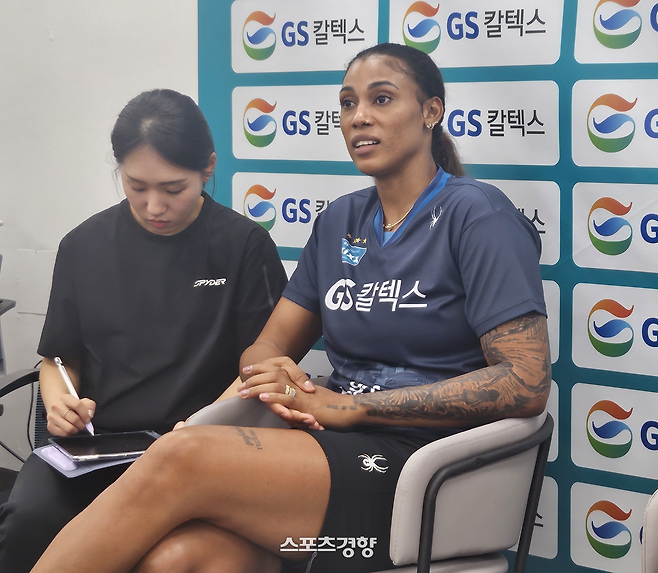 GS칼텍스 지젤 실바가 1일 청평 클럽하우스에서 열린 팀 미디어데이에서 인터뷰하고 있다.