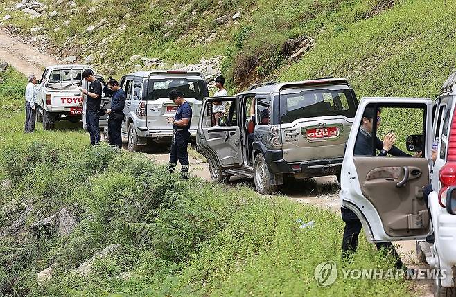 헬기 수색 난항…신속대응팀 차량 이동 시도 (비두르[네팔]=연합뉴스) 김성민 기자 = 네팔 대규모 홍수로 연락이 두절된 한국인 9명을 수색하기 위해 파견된 정부 합동 신속대응팀이 헬기 운행에 난항을 겪자 육로 수색을 시작했다. 
     신속대응팀 대원들이 31일(현지시간) 네팔 비두르 바타르 인근에서 차량으로 이동하던 중 길이 막혀 대기하고하고 있다. 2026.8.31 ksm7976@yna.co.kr