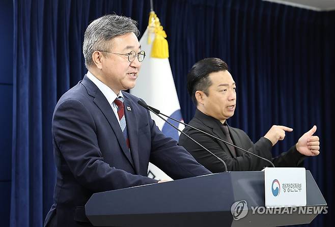 '초대 중수청장 국민 추천' 브리핑하는 윤호중 행안부 장관 [연합뉴스 자료사진]