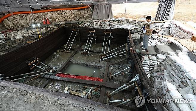 충주 장미산성에서 발견된 백제 시대 목조 집수지 (충주=연합뉴스) 천경환 기자 = 1일 충북 충주시 장미산성에서 발견된 백제 한성기 최대 규모의 목조 집수지의 모습. 2026.9.1 kw@yna.co.kr
