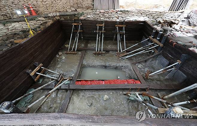 충주 장미산성에서 발견된 백제 시대 목조 집수지 (충주=연합뉴스) 천경환 기자 = 1일 충북 충주시 장미산성에서 발견된 백제 한성기 최대 규모의 목조 집수지의 모습. 2026.9.1 kw@yna.co.kr