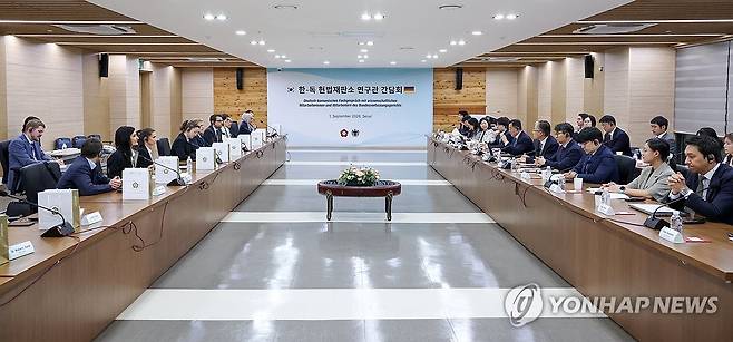 한-독 헌법재판소 연구관 간담회 (서울=연합뉴스) 1일 서울 종로구 헌법재판소에서 열린 '한-독 헌법재판소 연구관 간담회'에서 김형두 헌법재판관 및 우리나라 헌법연구관들이 헌법소원을 비롯한 대한민국 헌법재판제도와 2024년 기후위기 결정 등에 대한 독일 헌법연구관의 질문에 답하고 있다. 2026.9.1 [헌법재판소 제공. 재판매 및 DB 금지] photo@yna.co.kr