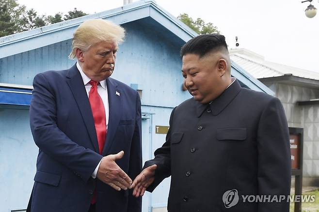 지난 2019년 6월 판문점서 만난 북미 정상 [AP=연합뉴스 자료사진. 재판매 및 DB 금지]