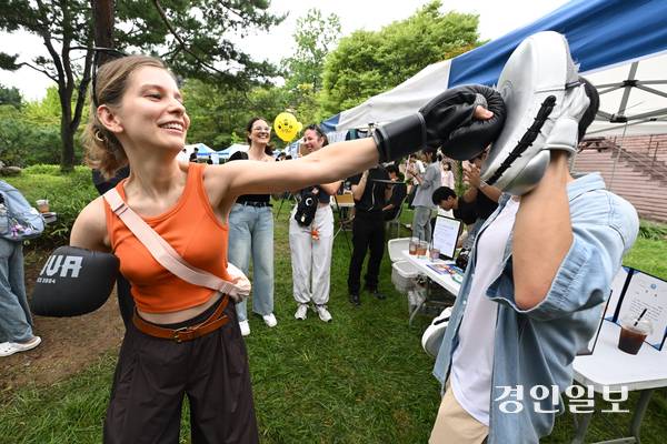 2일 수원시 아주대학교에서 열린 동아리 박람회에서 외국인 유학생들이 복싱 동아리 부스를 체험하고 있다. 2026.9.2 /최은성기자 ces7198@kyeongin.com