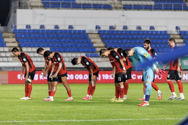 김해FC가 김해종합운동장에서 열린 지난달 30일 용인FC와의 경기에서 0-3으로 패하고 나서 관중들을 향해 인사하고 있다. /K리그