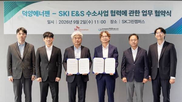 ▲SK그린캠퍼스에서 2일 열린 '기체수소 공급 및 수소충전소 사업 협력을 위한 업무협약식' 후 김기철 덕양에너젠 대표(우 3번째), 전영준 SK이노베이션 E&S 신에너지사업본부장(좌 3번째) 등 양사 주요 참석자들이 기념 촬영을 하고 있다.