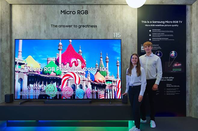 삼성전자 모델이 IFA 2026에서 115인치 마이크로 RGB TV를 소개하고 있다.(삼성전자 제공)/뉴스1