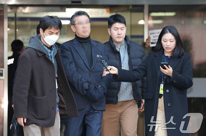 중증 발달장애인 거주 시설 '색동원' 내 입소자들을 성적으로 학대한 의혹을 받는 원장 김 모씨가 서울 서초구 중앙지방법원에서 구속 전 피의자 심문(영장실질심사)을 마친 뒤 구치소로 이동하고 있다. 2026.2.19 ⓒ 뉴스1 안은나 기자