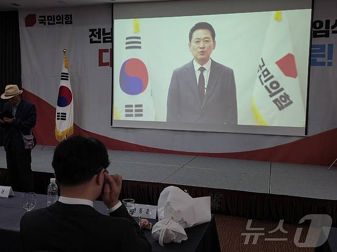 2일 김화진 국민의힘 전남광주통합특별시당위원장의 취임식에 참석한 한동훈 무소속 국회의원(부산 북구갑)이 장동혁 국민의힘 대표의 영상 축사를 보고 있다. 2026.9.2 ⓒ 뉴스1 서충섭 기자