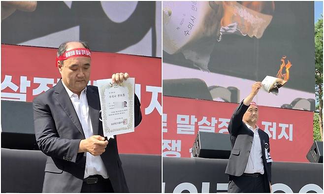 우연철 대한수의사회 회장이 2일 서울 여의도 국회 앞에서 열린 '동물의료 말살 정책 저지 투쟁 선포식'에서 면허증 반납 퍼포먼스를 하고 있다. ⓒ 뉴스1 한송아 기자