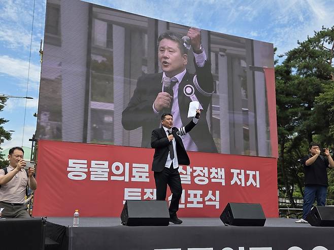 박철 대한수의사회 공보부회장이 집회 사회를 보며 구호를 외치고 있다. ⓒ 뉴스1 한송아 기자