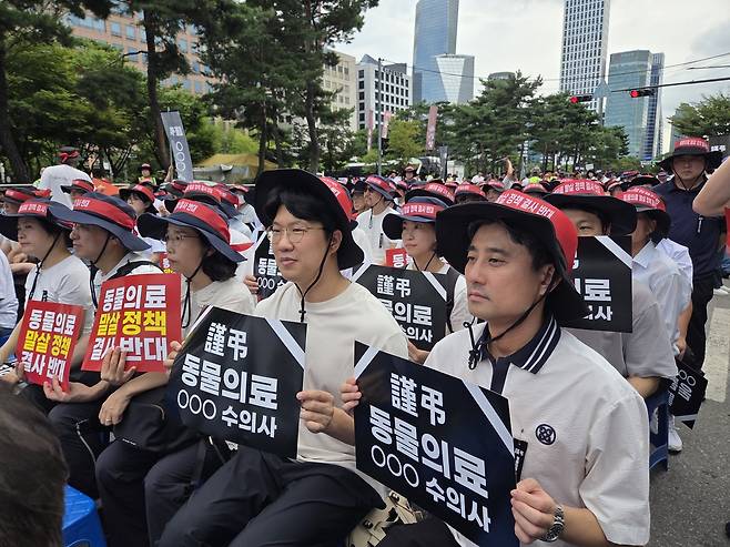 '동물의료 말살 정책 저지 투쟁 선포식'에 참가한 서울시수의사회 관계자들 ⓒ 뉴스1 한송아 기자