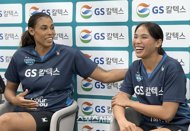 기자회견 도중 웃음이 터진 타나차. 청평 | 정다워 기자