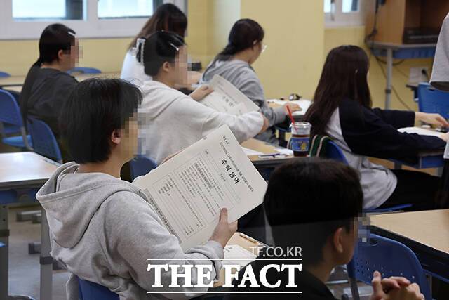 2027학년도 대학수학능력시험 9월 모의평가가 치러진 2일 오전 서울 양천구 종로학원 본원에서 수험생들이 모의고사를 보고 있다. /배정한 기자