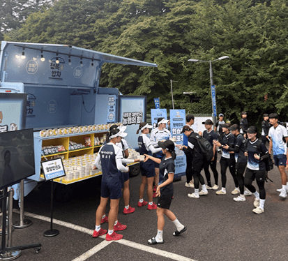 2일 오전 경기 고양시 농협대학교 정구장에 마련된 농협경제지주의 '행복米 밥차'에서 2026 NH농협은행 한국실업소프트테니스 추계연맹전에 출전한 선수들이 우리 쌀로 만든 밥 샌드위치와 식혜를 받고 있다. NH농협은행 제공