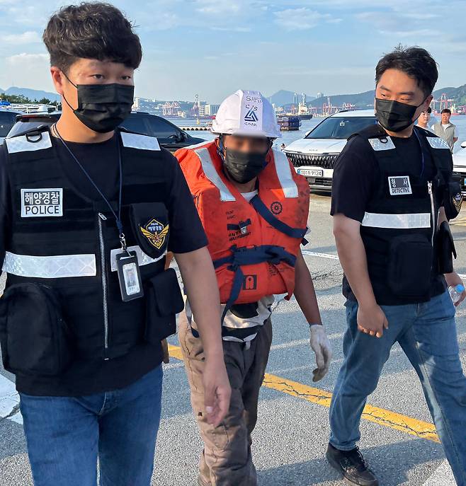 2일 오후 부산 오륙도 남동방 약 9㎞ 해상에서 8명이 탑승한 286톤급 견인용 예선 티엔에스캐처 호가 전복된 가운데 상선에 의해 구조된 인도네시아 국적 선원이 부산해양경찰서로 이동하고 있다. 이 사고로 1명이 사망하고 1명이 구조됐다. 해경은 실종된 승선원 6명을 수색 중이다. /뉴스1