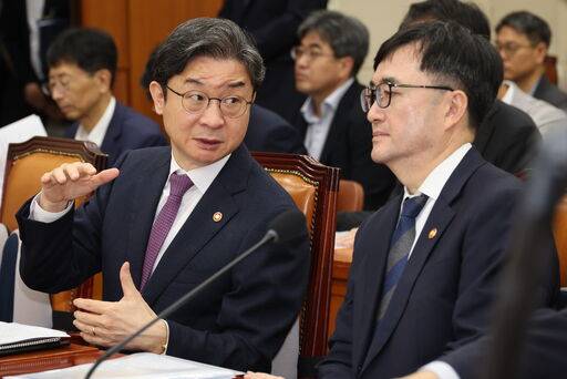 이억원(왼쪽) 금융위원장과 임기근 국무조정실장이 26일 여의도 국회에서 열린 정무위원회 전체회의에 출석해 대화를 나누고 있다. 뉴시스