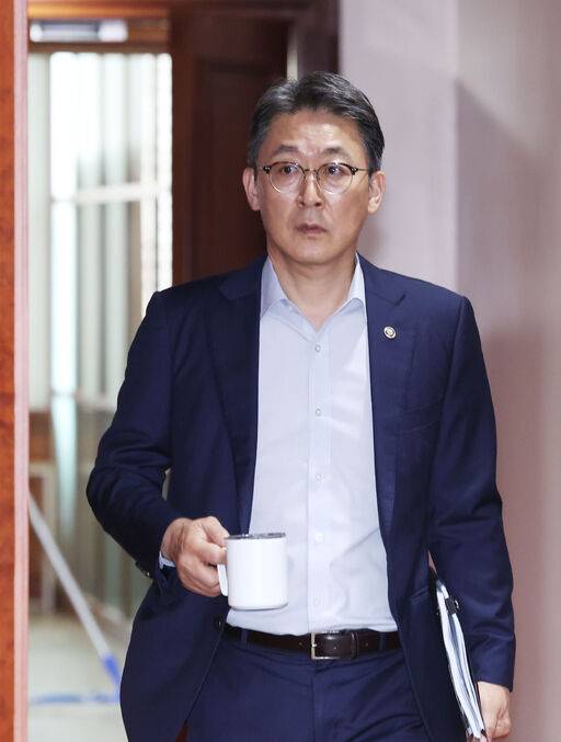 권대영 금융위원회 부위원장이 28일 오전 서울 종로구 정부서울청사에서 비상경제본부회의 겸 경제관계장관회의 겸 민생물가 특별관리 관계장관 TF 회의에 참석하고 있다. 뉴시스