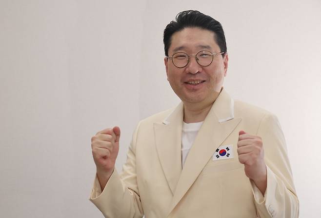 이상현 아이치·나고야 아시안게임 한국 선수단장이 매일경제신문과 인터뷰에서 선수단 개·폐회식 단복을 입은 채 선전을 다짐하는 포즈를 취하고 있다. 이승환 기자
