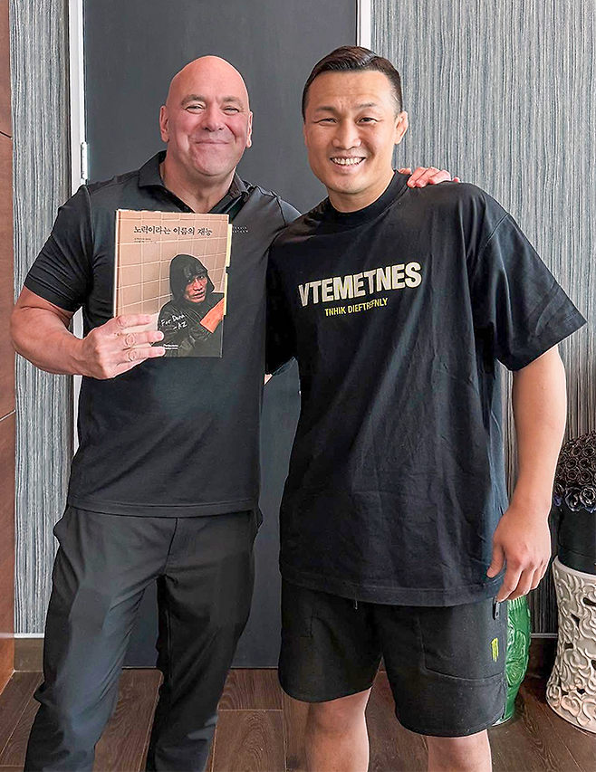 데이나 화이트 UFC 회장이 2025년 9월 미국 네바다주 Contender Series 시즌9 6주차 오디션 개최를 앞두고 찾아온 ‘코리안 좀비’ 정찬성과 기념 촬영을 하고 있다. 정찬성은 UFC 활동 기간 부인이 직접 찍은 사진으로 만든 화보를 선물했다. 이미지@koreanzombiemma
