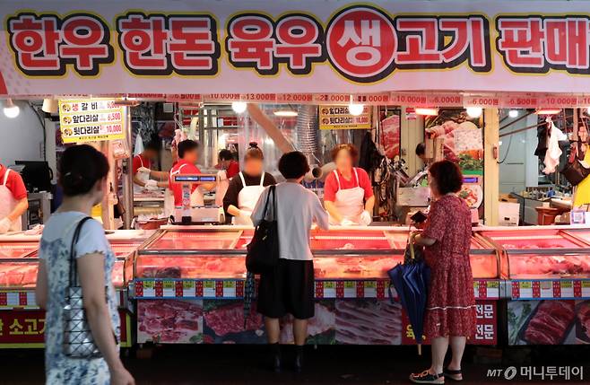 [서울=뉴시스] 조성우 기자 = 1일 서울 동대문구 경동시장에서 시민이 장을 보고 있다. 2026.09.01. /사진=뉴시스
