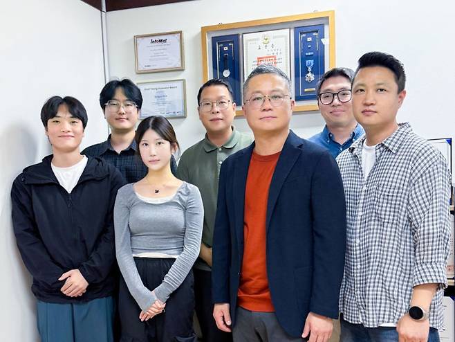 아주대-삼성전자 연구팀. 왼쪽부터 백석현 대학원생(지능형반도체공학과 석박사통합과정 / 제1저자), 최준규 박사(정보통신전자연구소 / 교신저자), 이승현 학생(지능형반도체공학과 4학년 / 제1저자), 박성준 교수(전자공학과·지능형반도체공학과 / 교신저자), 이정훈 PL(삼성전자 DS부문 메모리소재기술팀 / 교신저자), 이홍준 박사(삼성전자 DS부문 메모리소재기술팀 / 제1저자), 윤진구 박사(삼성전자 DS부문 메모리소재기술팀 / 공동저자)./사진제공=아주대