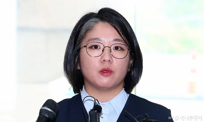 [서울=뉴시스] 전신 기자 = 용혜인 성평등가족부 장관 후보자가 2일 서울 서대문구 한국청소년활동진흥원에 마련된 인사청문 준비 사무실로 첫 출근하며 취재진 질문에 답변하고 있다. 2026.09.02. photo1006@newsis.com /사진=전신